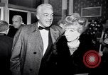 Immagine di Madame X premier Los Angeles California USA, 1966, secondo 12 filmato di repertorio 65675026622