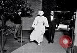Immagine di Madame X premier Los Angeles California USA, 1966, secondo 33 filmato di repertorio 65675026622