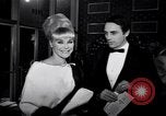 Immagine di Madame X premier Los Angeles California USA, 1966, secondo 51 filmato di repertorio 65675026622