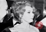 Immagine di Madame X premier al direttore's Guild Theatre Los Angeles California USA, 1966, secondo 3 filmato di repertorio 65675026624