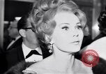 Immagine di Madame X premier al direttore's Guild Theatre Los Angeles California USA, 1966, secondo 4 filmato di repertorio 65675026624