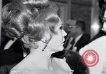 Immagine di Madame X premier al direttore's Guild Theatre Los Angeles California USA, 1966, secondo 5 filmato di repertorio 65675026624