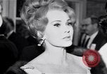 Immagine di Madame X premier al direttore's Guild Theatre Los Angeles California USA, 1966, secondo 6 filmato di repertorio 65675026624