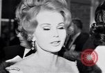 Immagine di Madame X premier al direttore's Guild Theatre Los Angeles California USA, 1966, secondo 7 filmato di repertorio 65675026624