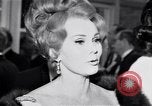 Immagine di Madame X premier al direttore's Guild Theatre Los Angeles California USA, 1966, secondo 8 filmato di repertorio 65675026624