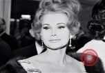 Immagine di Madame X premier al direttore's Guild Theatre Los Angeles California USA, 1966, secondo 9 filmato di repertorio 65675026624