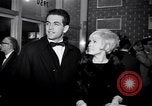 Immagine di Madame X premier al direttore's Guild Theatre Los Angeles California USA, 1966, secondo 10 filmato di repertorio 65675026624