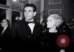 Immagine di Madame X premier al direttore's Guild Theatre Los Angeles California USA, 1966, secondo 11 filmato di repertorio 65675026624