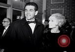 Immagine di Madame X premier al direttore's Guild Theatre Los Angeles California USA, 1966, secondo 12 filmato di repertorio 65675026624