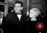 Immagine di Madame X premier al direttore's Guild Theatre Los Angeles California USA, 1966, secondo 13 filmato di repertorio 65675026624