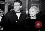Immagine di Madame X premier al direttore's Guild Theatre Los Angeles California USA, 1966, secondo 14 filmato di repertorio 65675026624