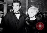 Immagine di Madame X premier al direttore's Guild Theatre Los Angeles California USA, 1966, secondo 15 filmato di repertorio 65675026624