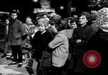 Immagine di Madame X premier al direttore's Guild Theatre Los Angeles California USA, 1966, secondo 16 filmato di repertorio 65675026624