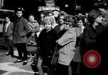 Immagine di Madame X premier al direttore's Guild Theatre Los Angeles California USA, 1966, secondo 17 filmato di repertorio 65675026624