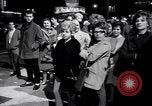 Immagine di Madame X premier al direttore's Guild Theatre Los Angeles California USA, 1966, secondo 18 filmato di repertorio 65675026624