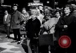 Immagine di Madame X premier al direttore's Guild Theatre Los Angeles California USA, 1966, secondo 19 filmato di repertorio 65675026624