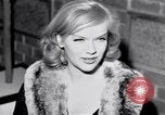 Immagine di Madame X premier al direttore's Guild Theatre Los Angeles California USA, 1966, secondo 24 filmato di repertorio 65675026624
