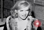 Immagine di Madame X premier al direttore's Guild Theatre Los Angeles California USA, 1966, secondo 25 filmato di repertorio 65675026624