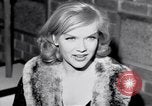 Immagine di Madame X premier al direttore's Guild Theatre Los Angeles California USA, 1966, secondo 26 filmato di repertorio 65675026624