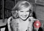 Immagine di Madame X premier al direttore's Guild Theatre Los Angeles California USA, 1966, secondo 27 filmato di repertorio 65675026624