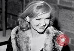 Immagine di Madame X premier al direttore's Guild Theatre Los Angeles California USA, 1966, secondo 28 filmato di repertorio 65675026624