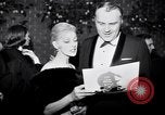 Immagine di Madame X premier al direttore's Guild Theatre Los Angeles California USA, 1966, secondo 48 filmato di repertorio 65675026624