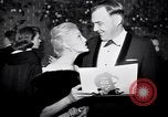 Immagine di Madame X premier al direttore's Guild Theatre Los Angeles California USA, 1966, secondo 51 filmato di repertorio 65675026624