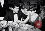 Immagine di Madame X premier al direttore's Guild Theatre Los Angeles California USA, 1966, secondo 55 filmato di repertorio 65675026624