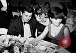 Immagine di Madame X premier al direttore's Guild Theatre Los Angeles California USA, 1966, secondo 56 filmato di repertorio 65675026624