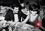 Immagine di Madame X premier al direttore's Guild Theatre Los Angeles California USA, 1966, secondo 57 filmato di repertorio 65675026624
