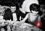 Immagine di Madame X premier al direttore's Guild Theatre Los Angeles California USA, 1966, secondo 60 filmato di repertorio 65675026624
