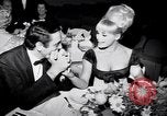 Immagine di Madame X premier al direttore's Guild Theatre Los Angeles California USA, 1966, secondo 61 filmato di repertorio 65675026624