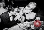 Immagine di Madame X premier al direttore's Guild Theatre Los Angeles California USA, 1966, secondo 62 filmato di repertorio 65675026624