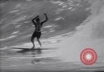 Standbild Joe Cabell Makaha Beach Hawaii USA, 1964, aus Sekunde 31 historischem Filmmaterial Videoclip 65675026689