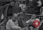 Standbild Häftlinge gerettet aus japanischen Gefangenenlager Guimba Philippinen, 1945, aus Sekunde 5 historischem Filmmaterial Videoclip 65675026770