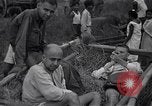 Standbild Häftlinge gerettet aus japanischen Gefangenenlager Guimba Philippinen, 1945, aus Sekunde 6 historischem Filmmaterial Videoclip 65675026770