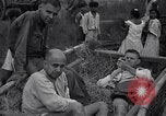 Standbild Häftlinge gerettet aus japanischen Gefangenenlager Guimba Philippinen, 1945, aus Sekunde 7 historischem Filmmaterial Videoclip 65675026770