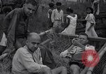 Standbild Häftlinge gerettet aus japanischen Gefangenenlager Guimba Philippinen, 1945, aus Sekunde 8 historischem Filmmaterial Videoclip 65675026770