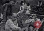 Standbild Häftlinge gerettet aus japanischen Gefangenenlager Guimba Philippinen, 1945, aus Sekunde 9 historischem Filmmaterial Videoclip 65675026770