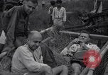 Standbild Häftlinge gerettet aus japanischen Gefangenenlager Guimba Philippinen, 1945, aus Sekunde 11 historischem Filmmaterial Videoclip 65675026770