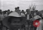 Standbild Häftlinge gerettet aus japanischen Gefangenenlager Guimba Philippinen, 1945, aus Sekunde 12 historischem Filmmaterial Videoclip 65675026770
