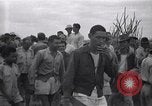 Standbild Häftlinge gerettet aus japanischen Gefangenenlager Guimba Philippinen, 1945, aus Sekunde 13 historischem Filmmaterial Videoclip 65675026770