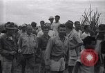 Standbild Häftlinge gerettet aus japanischen Gefangenenlager Guimba Philippinen, 1945, aus Sekunde 15 historischem Filmmaterial Videoclip 65675026770