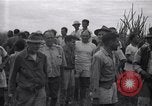 Standbild Häftlinge gerettet aus japanischen Gefangenenlager Guimba Philippinen, 1945, aus Sekunde 16 historischem Filmmaterial Videoclip 65675026770