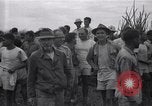 Standbild Häftlinge gerettet aus japanischen Gefangenenlager Guimba Philippinen, 1945, aus Sekunde 17 historischem Filmmaterial Videoclip 65675026770