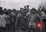 Standbild Häftlinge gerettet aus japanischen Gefangenenlager Guimba Philippinen, 1945, aus Sekunde 18 historischem Filmmaterial Videoclip 65675026770