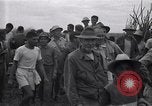 Standbild Häftlinge gerettet aus japanischen Gefangenenlager Guimba Philippinen, 1945, aus Sekunde 19 historischem Filmmaterial Videoclip 65675026770