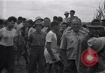 Standbild Häftlinge gerettet aus japanischen Gefangenenlager Guimba Philippinen, 1945, aus Sekunde 21 historischem Filmmaterial Videoclip 65675026770