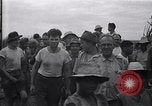 Standbild Häftlinge gerettet aus japanischen Gefangenenlager Guimba Philippinen, 1945, aus Sekunde 23 historischem Filmmaterial Videoclip 65675026770