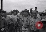 Standbild Häftlinge gerettet aus japanischen Gefangenenlager Guimba Philippinen, 1945, aus Sekunde 24 historischem Filmmaterial Videoclip 65675026770